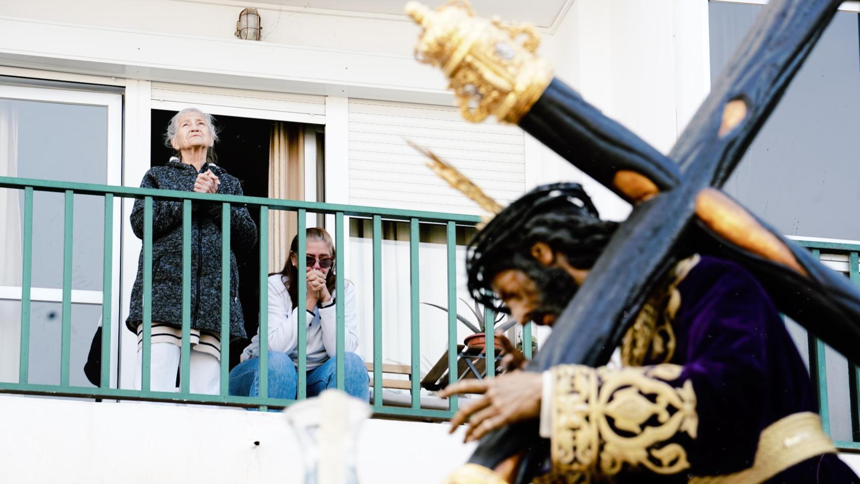 Las imágenes de un Martes Santo roto en Málaga | De la algarabía y la luz en La Victoria, a las lágrimas y el diluvio