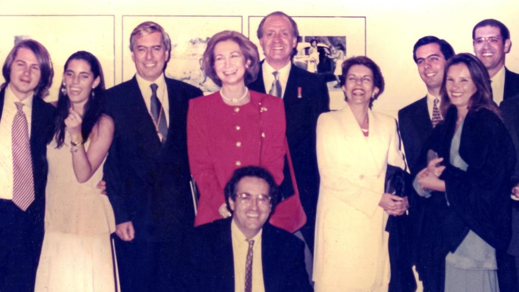 Los Reyes,  Vargas Llosa y 'Luis de Toledo' durante la exposición 'El Perú de Vargas Llosa'