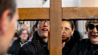 Personas invidentes procesionarios anoche El Cristo del Amor en Toledo