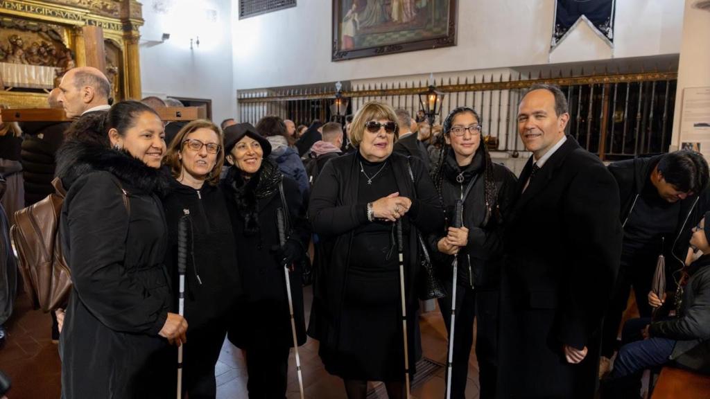 Personas invidentes procesionan con el Cristo del Amor.