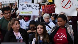 Jennifer Vásquez, la mujer de Kilmar Abrego, realiza unas declaraciones a la entrada del tribunal de Maryland.