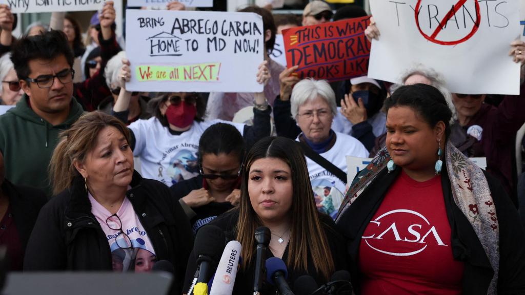 Jennifer Vásquez, la mujer de Kilmar Abrego, realiza unas declaraciones a la entrada del tribunal de Maryland.