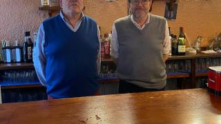 Paco y Lorenzo, propietarios de Café - Bar 'El Mesón' de Calzada de Calatrava.