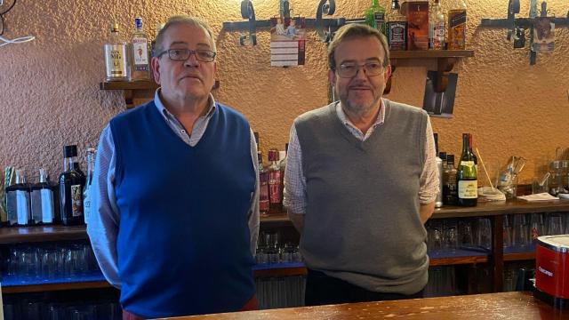 Paco y Lorenzo, propietarios de Café - Bar 'El Mesón' de Calzada de Calatrava.