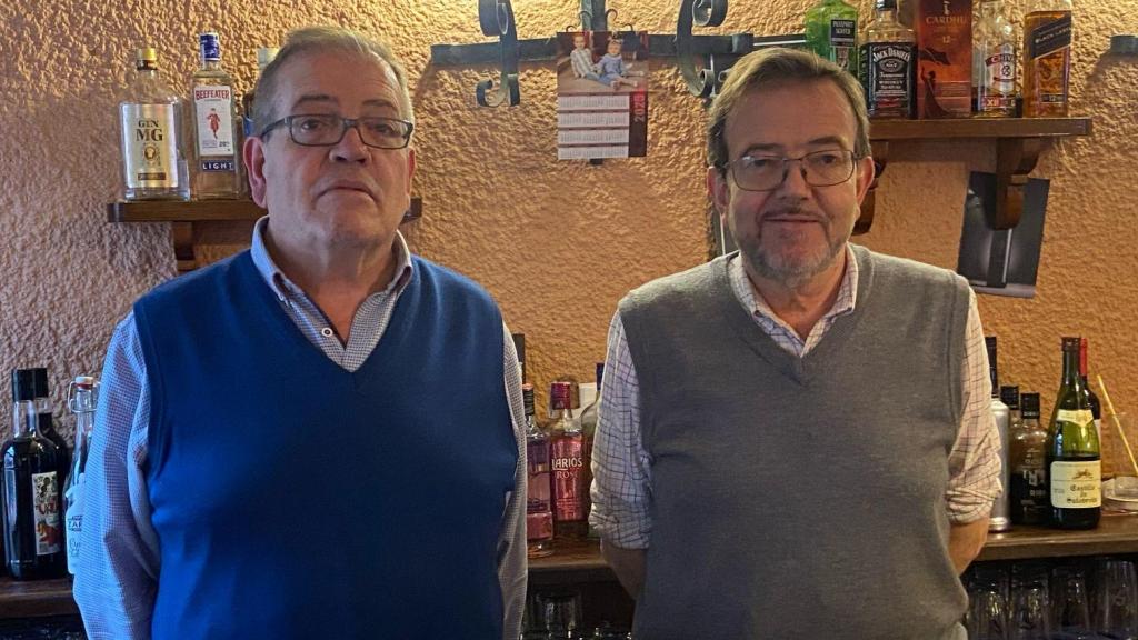 Paco y Lorenzo, propietarios de Café - Bar 'El Mesón' de Calzada de Calatrava.