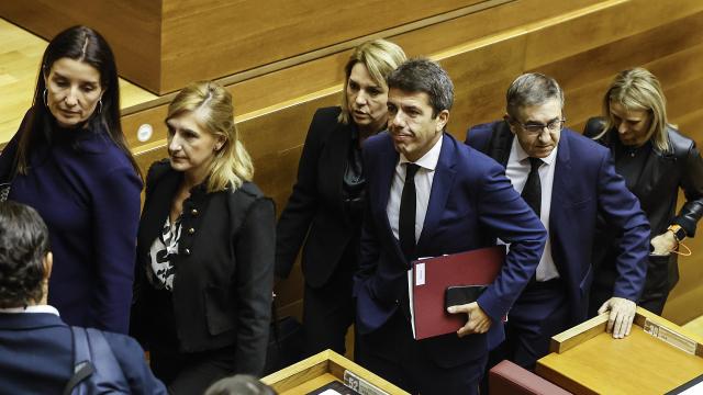Carlos Mazón, a su salida de una sesión plenaria en Les Corts Valencianes, junto a la exconsellera Salomé Pradas, imagen de archivo. Europa Press / Rober Solsona
