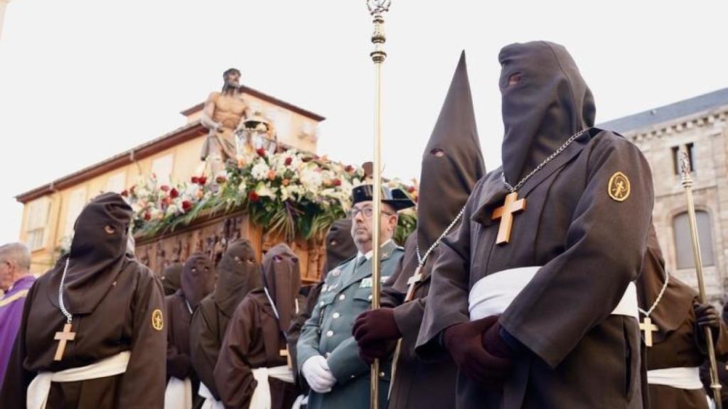 Celebración del acto del Perdón en el transcurso de la Procesión del Perdón de la Cofradía Santo Cristo del Perdón de León