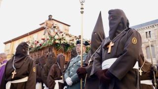 Celebración del acto del Perdón en el transcurso de la Procesión del Perdón de la Cofradía Santo Cristo del Perdón de León