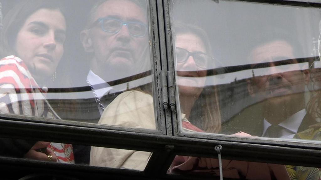 Alberto Herrera viendo las procesiones con su pareja, Blanca.