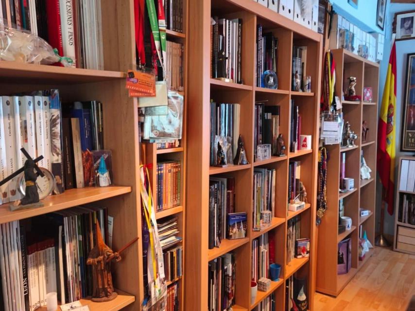 Estanterías llenas con artículos de Semana Santa