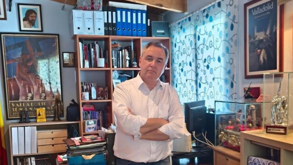 Julián Díaz, coleccionista de Semana Santa, posa con parte de su colección