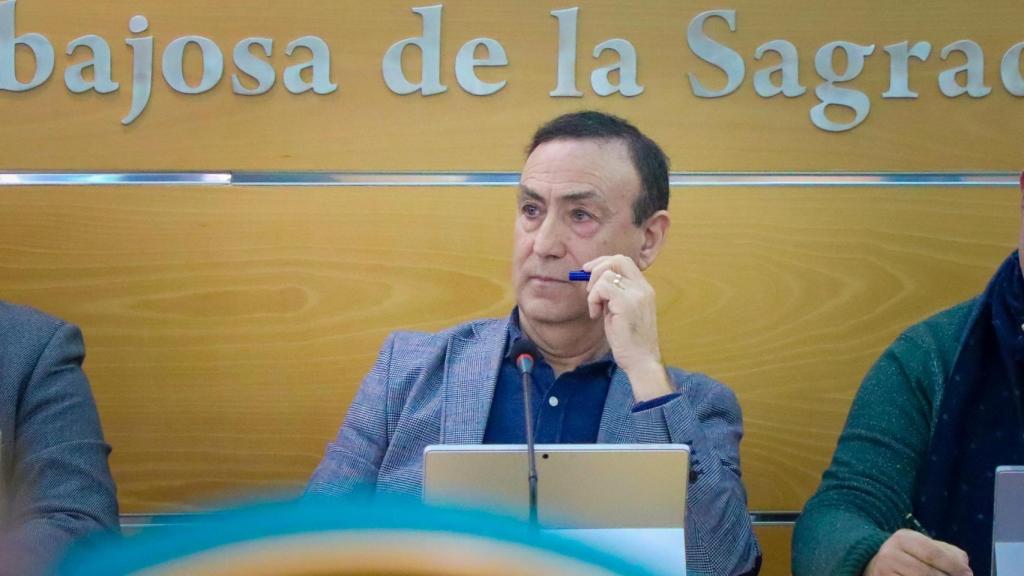 El alcalde de Carbajosa, Pedro Samuel Martín, durante una sesión plenaria