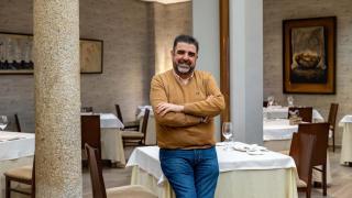 Tomás Palencia de Lara posa en su restaurante del Casco Histórico de Toledo.