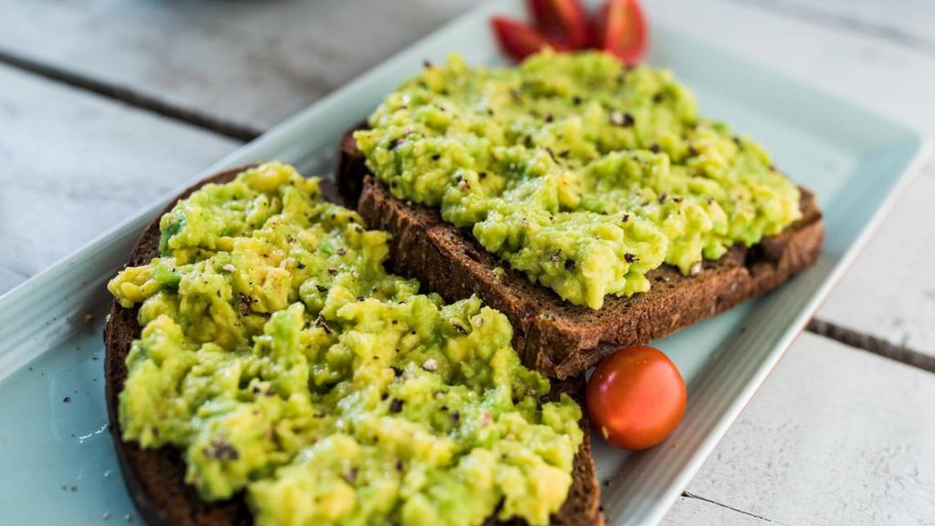 Imagen de archivo de una tostada con aguacate.