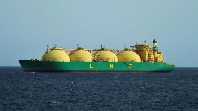 Barco metanero que transporta GNL (gas natural licuado).
