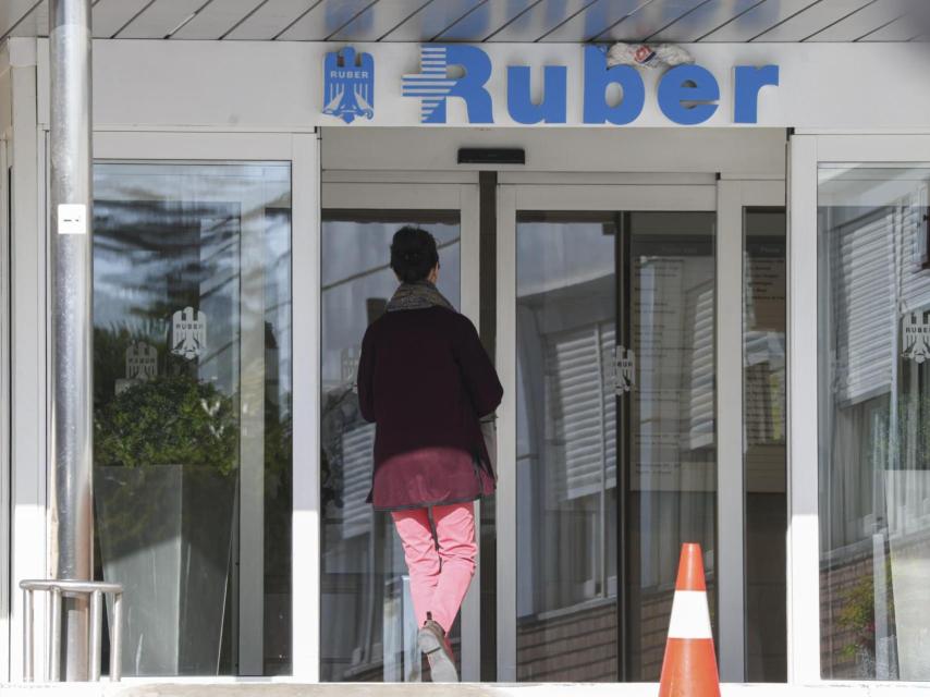 La pareja de Ernesto de Hannover entrando en el hospital.