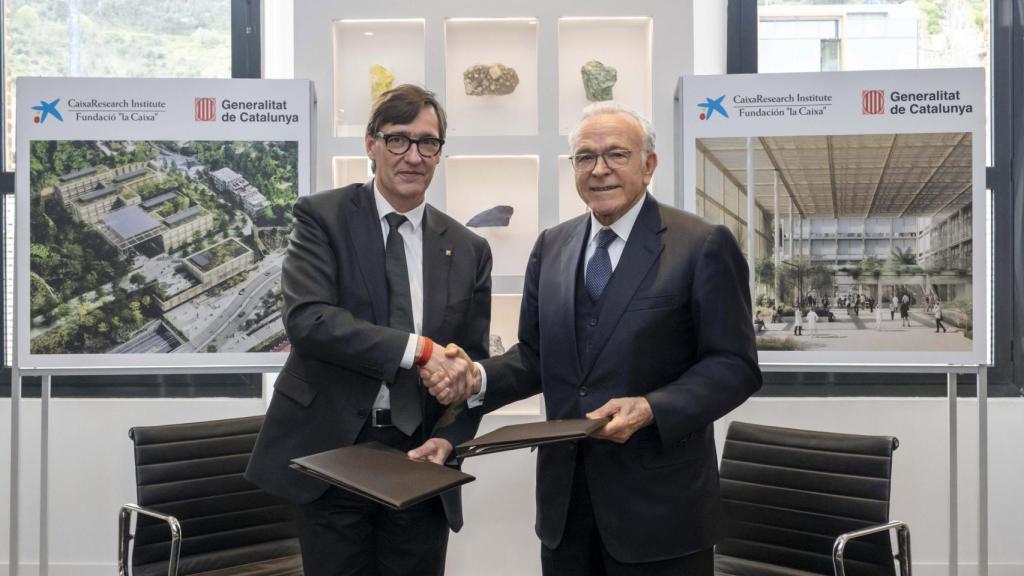 El presidente de la Generalitat de Cataluña, Salvador Illa, y el presidente de la Fundación ”la Caixa” y presidente del Patronato del CaixaResearch Institute, Isidro Fainé