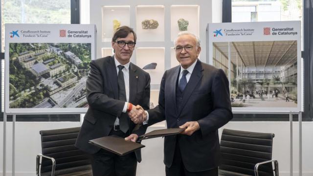 El presidente de la Generalitat de Cataluña, Salvador Illa, y el presidente de la Fundación ”la Caixa” y presidente del Patronato del CaixaResearch Institute, Isidro Fainé