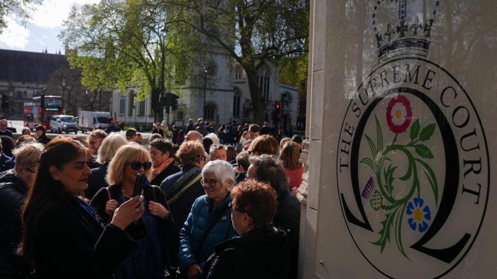 Un grupo de mujeres esperando este miércoles el fallo del Tribunal Supremo británico.