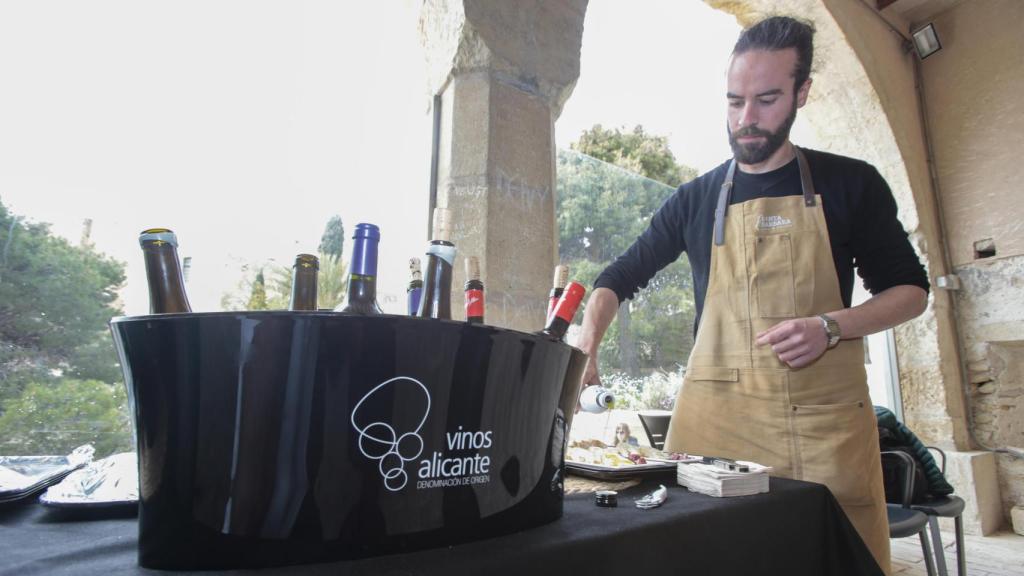 Un instante en la degustación de vinos en el castillo de Santa Bárbara.