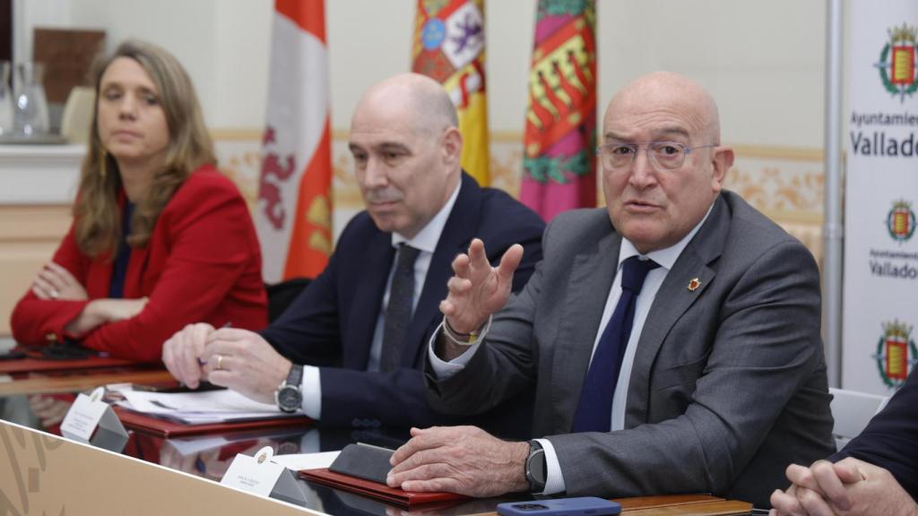 El alcalde de Valladolid, Jesús Julio Carnero, junto con el viceconsejero de Economía y Competitividad, Carlos Martín Tobalina, en la Mesa Municipal de la Automoción