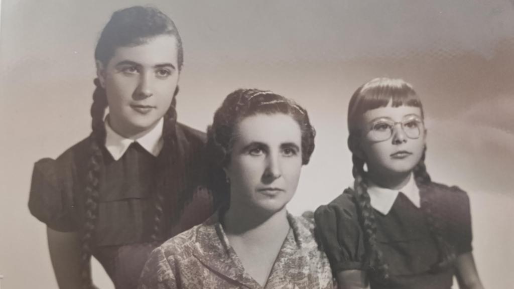Una antigua foto de Concha Lax (c) posando con sus dos hijas: Carolina y Chitina.