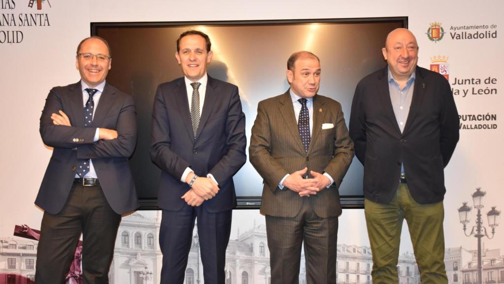 El presidente de la Asociación Provincial de Hoteles de Valladolid, Francisco J. de Frutos; el presidente de la Diputación de Valladolid, Conrado Íscar; el presidente de la Junta de Cofradías de Semana Santa de Valladolid, Miguel Vegas; y el presidente de la Asociación Provincial de Hostelería, Jaime Fernández