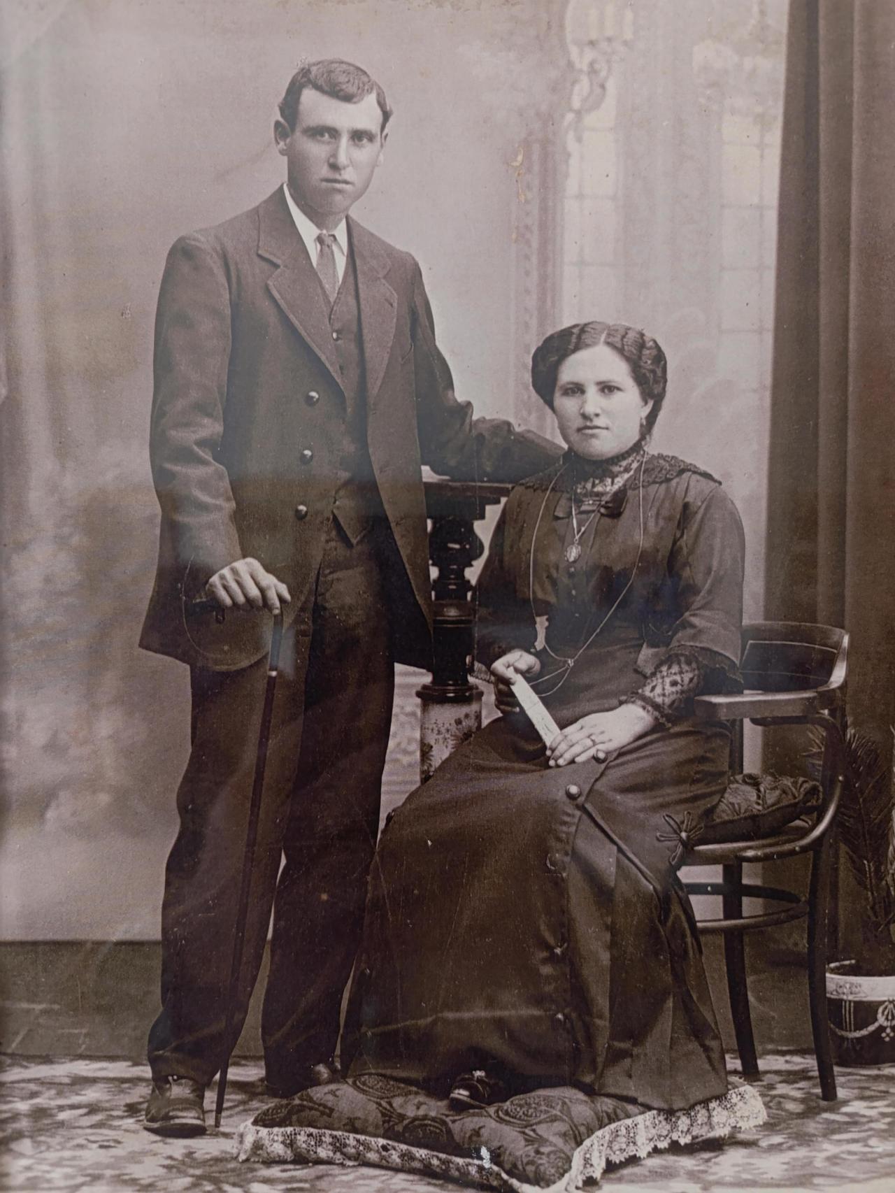 Una foto de principios de siglo de los padres de Concha Lax.