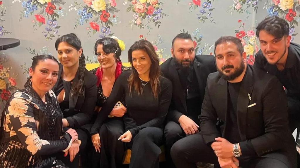 Eva Longoria con los empleados del tablao.