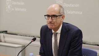 El presidente de la Diputación de Salamanca, Javier Iglesias, en una comparecencia pasada ante los medios de comunicación por la denuncia motivada por la contratación de bomberos voluntarios