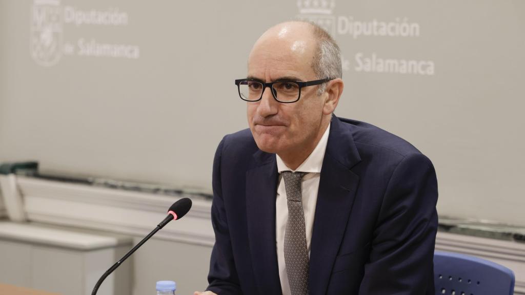 El presidente de la Diputación de Salamanca, Javier Iglesias, en una comparecencia pasada ante los medios de comunicación por la denuncia motivada por la contratación de bomberos voluntarios
