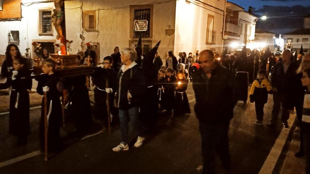 Procesión en la calle del Santo Cristo de Villar de Domingo García.