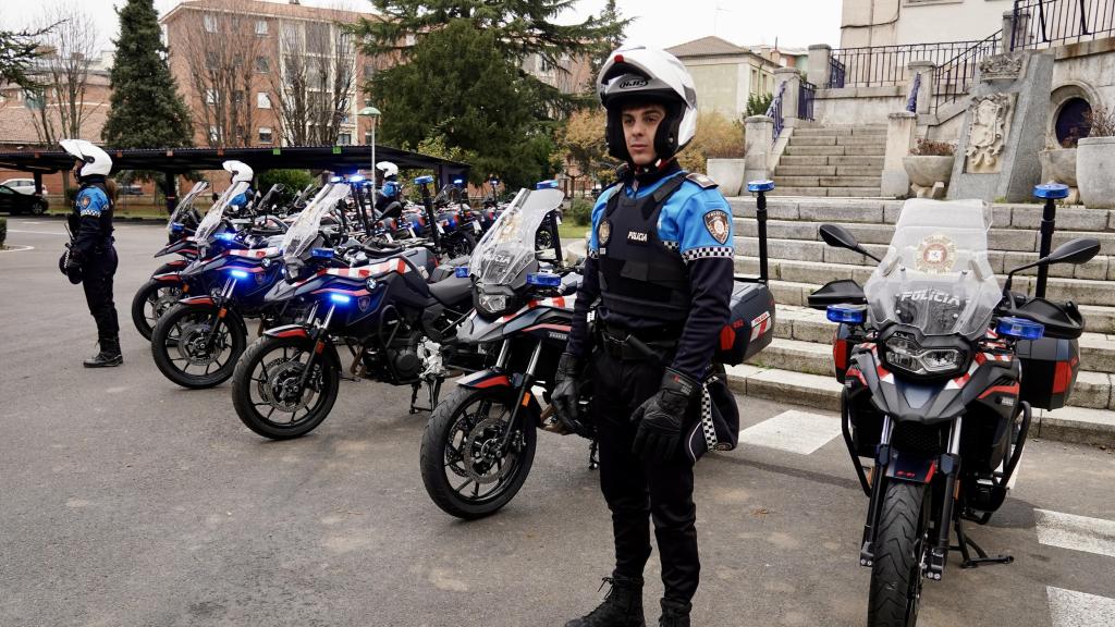 Agentes y vehículos de la Policía Local de León