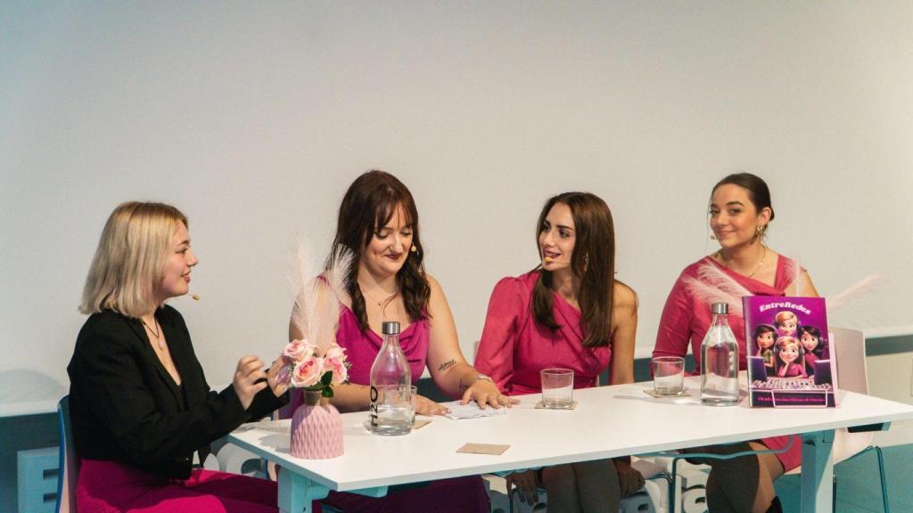 Irene, Alexia, Ixeya y Bea, creadoras de 'Las Chicas de Fucsia'.