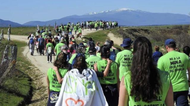 Miembros de la Asociación Vive el Valle del Corneja y la Plataforma No a la mina en el Valle del Corneja durante una protesta