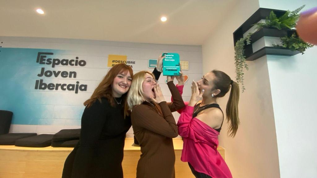 Alexia, Irene e Ixeya con el reconocimiento 'como iniciativa joven' de Espacio Joven Ibercaja.