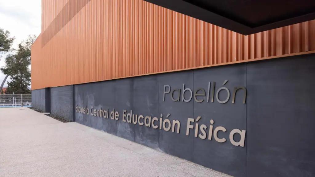 Fachada del pabellón el día de su inauguración.