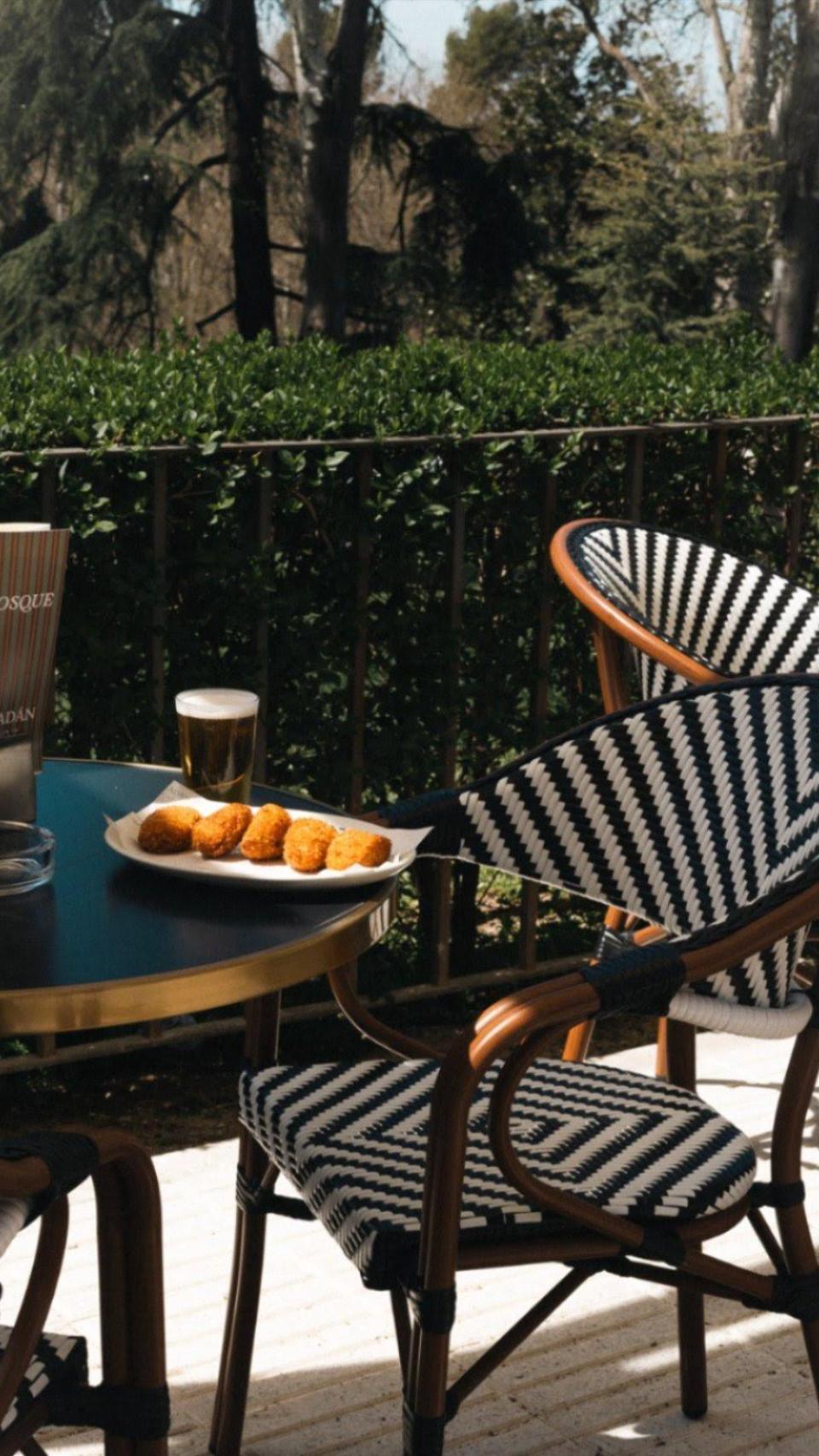 Mesas del quiosco del Grupo Lammuca.