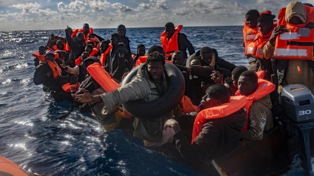 Varios migrantes en un cayuco el pasado mes de enero en el Mar Mediterráneo.