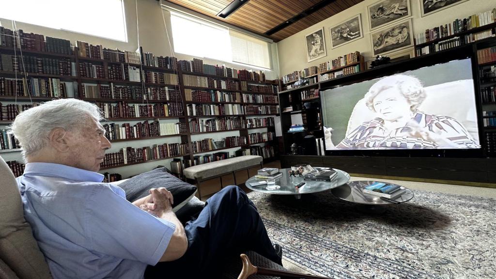 Mario Vargas Llosa, en su piso de Madrid.
