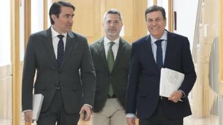El consejero de Medio Ambiente, Vivienda y Ordenación del Territorio, Juan Carlos Suárez-Quiñones, el director de Comunicación de la Junta, Julio López Revuelta, y el portavoz del Gobierno autonómico, Carlos Fernández Carriedo, a su llegada a la rueda de prensa posterior al Consejo de Gobierno de este miércoles