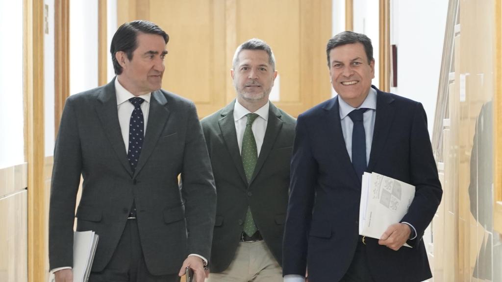 El consejero de Medio Ambiente, Vivienda y Ordenación del Territorio, Juan Carlos Suárez-Quiñones, el director de Comunicación de la Junta, Julio López Revuelta, y el portavoz del Gobierno autonómico, Carlos Fernández Carriedo, a su llegada a la rueda de prensa posterior al Consejo de Gobierno de este miércoles