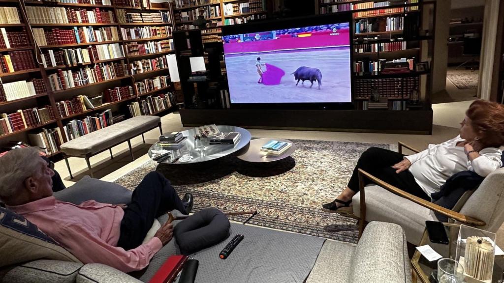 Mario Vargas Llosa y Patricia Llosa, en el piso del escritor en el centro de Madrid.