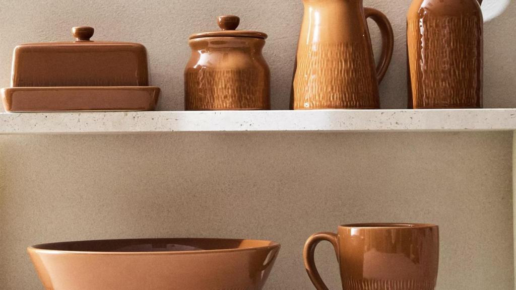 Vajilla gres caramelo.