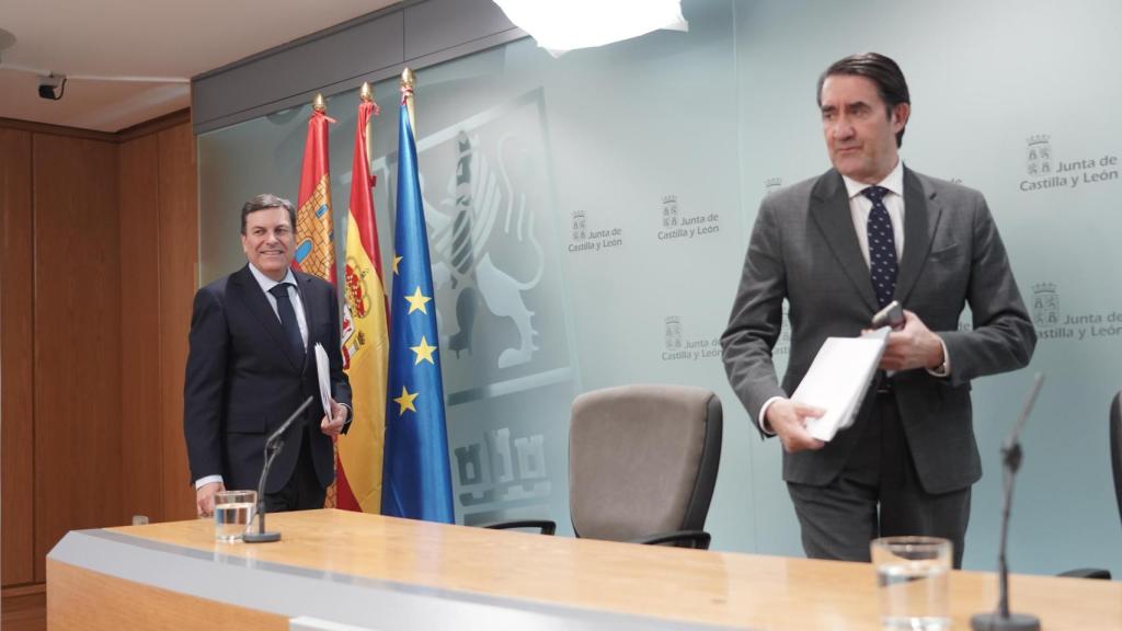 El portavoz de la Junta de Castilla y León, Carlos Fernández Carriedo, y el consejero de Medio Ambiente, Vivienda y Ordenación del Territorio, Juan Carlos Suárez-Quiñones, durante la rueda de prensa posterior al Consejo de Gobierno de este miércoles