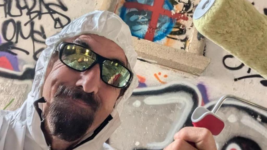 Jason Lee Beckwith eliminando grafitis en su poblado