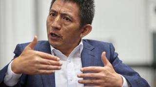 Li Chenggang, embajador de China ante la Organización Mundial del Comercio (OMC), gesticula durante una entrevista con Reuters .