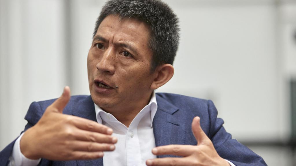 Li Chenggang, embajador de China ante la Organización Mundial del Comercio (OMC), gesticula durante una entrevista con Reuters .