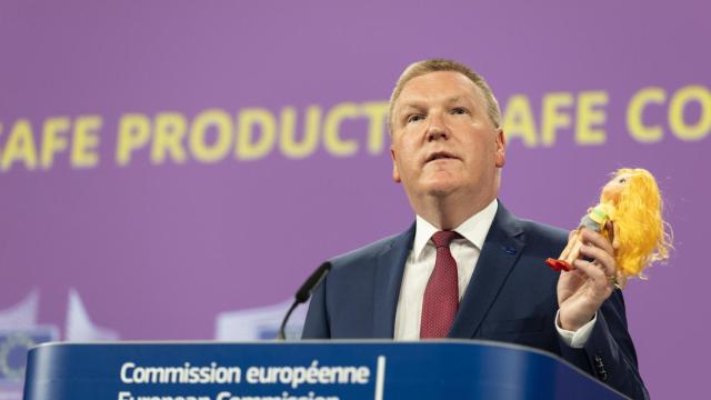 El comisario de Justicia y Consumo, Michael McGrath, muestra uno de los juguetes peligrosos detectados