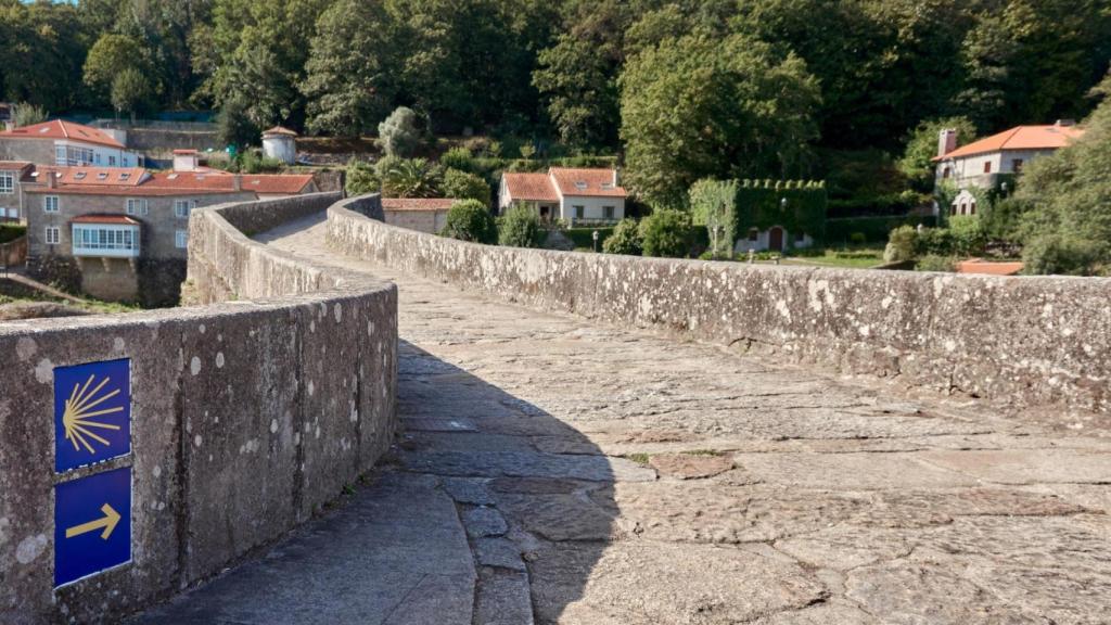 Los peregrinos atraviesan A Ponte Vella